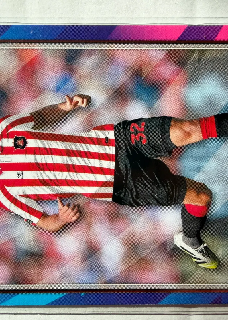Trai Hume, Topps Premier League 2026/27 nr 231 PL Parallel — awers w barwach Sunderlandu na ramce z gradientem z niebieskiego w róż