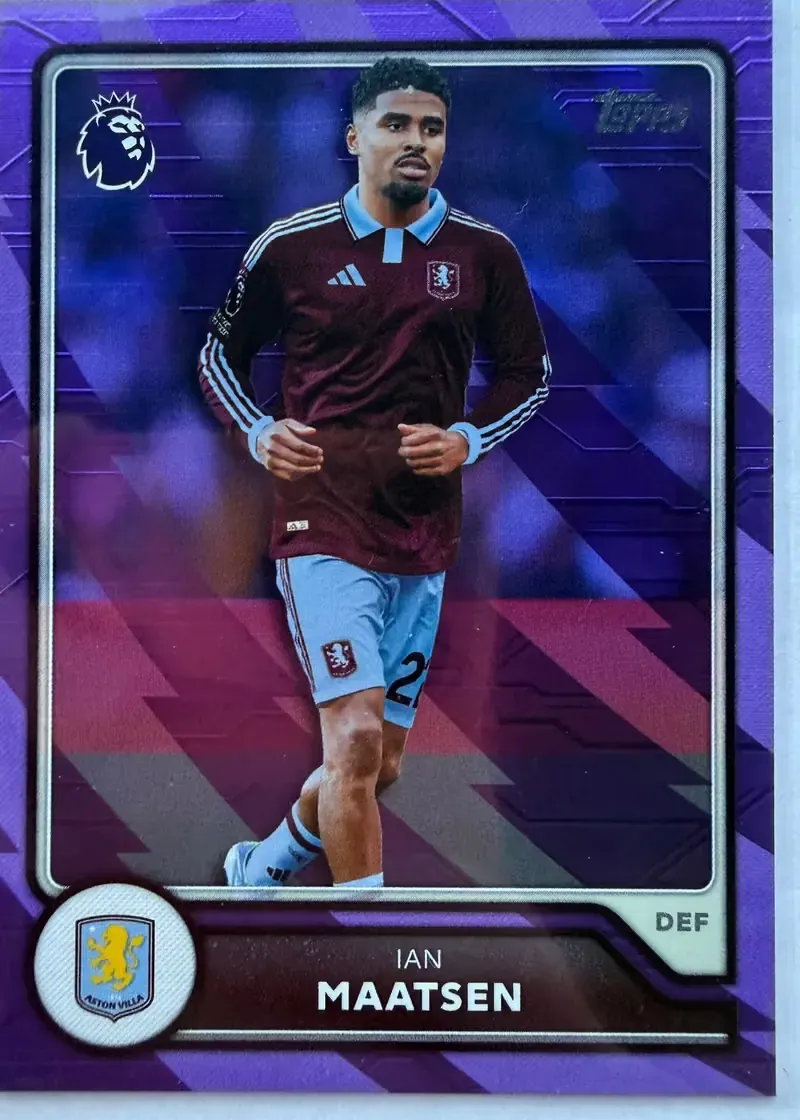 Ian Maatsen, Topps Premier League 2026/27 nr 39 Purple Voltage — fioletowy foliowy awers w barwach Aston Villi