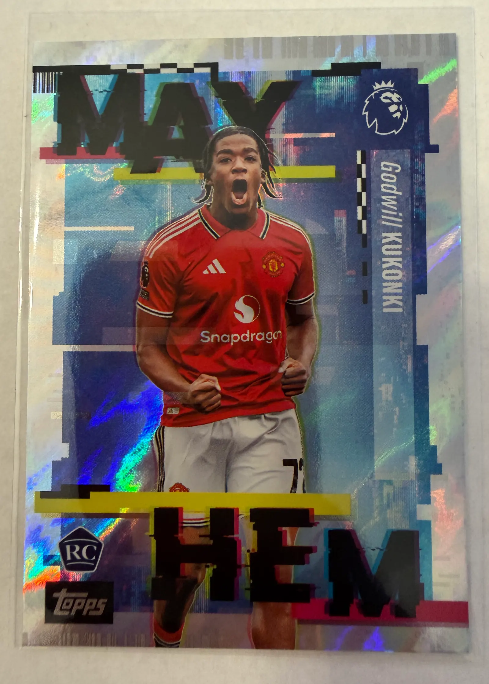 Godwill Kukonki, Topps Premier League 2026/27 Mayhem MA 14 — awers z holograficznym tłem i oznaczeniem RC