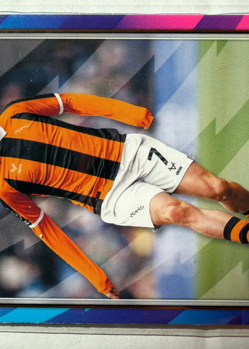 Liam Millar, Topps Premier League 2026/27 nr 297 PL Parallel — awers w barwach Hull City na ramce z gradientem z niebieskiego w róż
