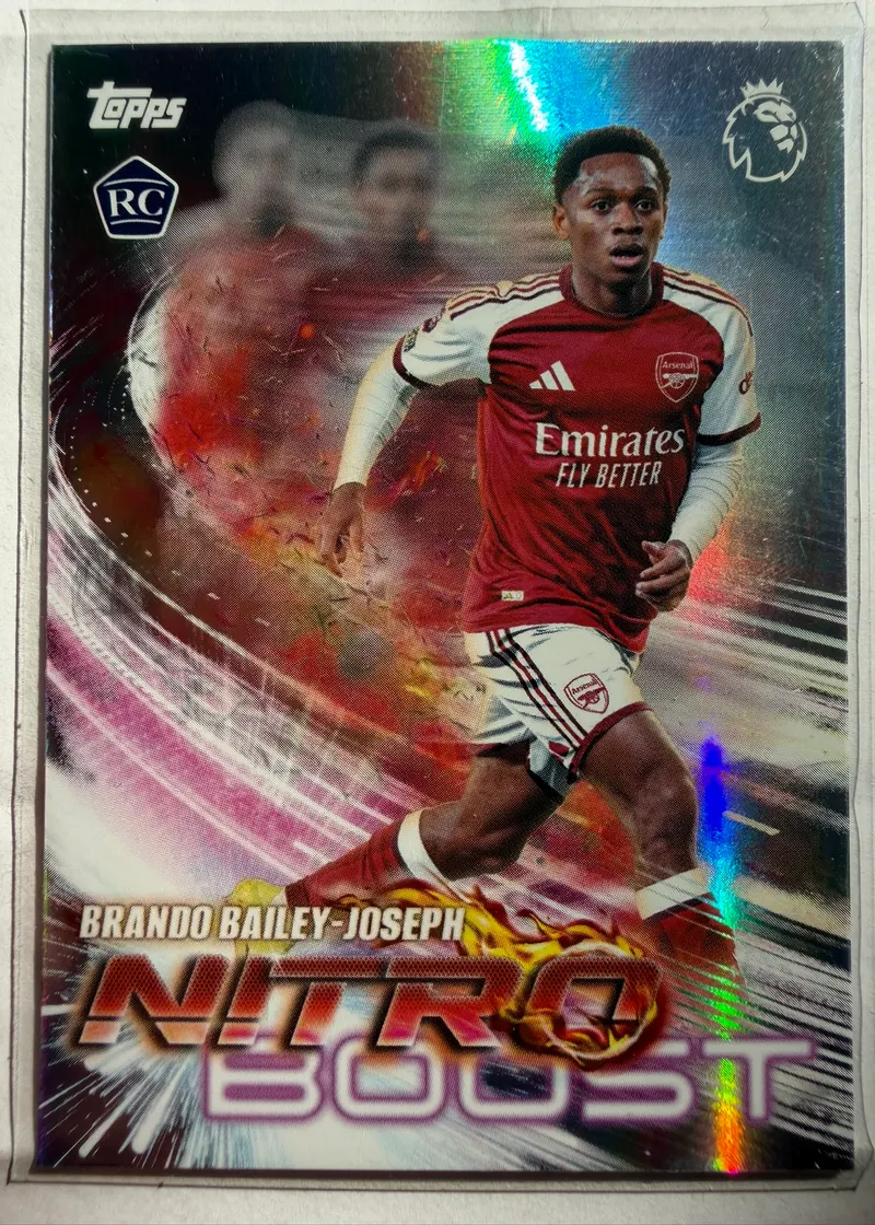 Brando Bailey-Joseph, Topps Premier League 2026/27, insert Nitro Boost — awers z napastnikiem Arsenalu i oznaczeniem RC na tle ognistego napisu