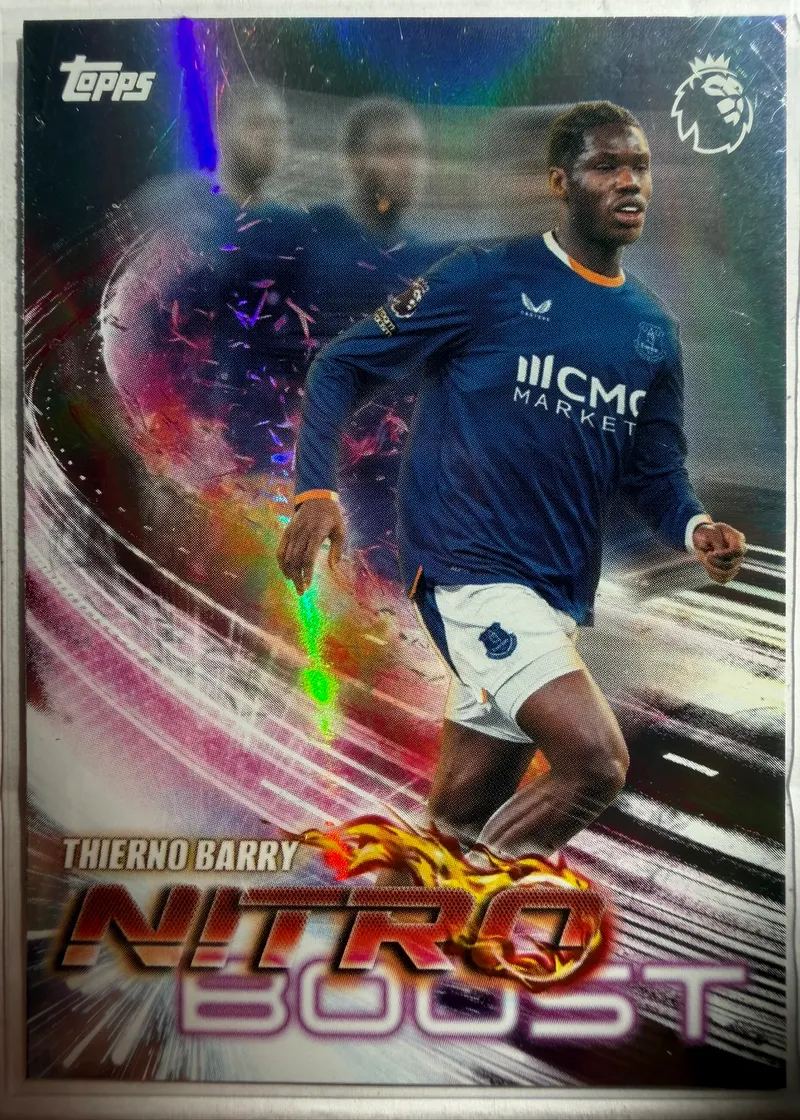 Thierno Barry, Topps Premier League 2026/27, insert Nitro Boost — awers z napastnikiem Evertonu na tle ognistego napisu