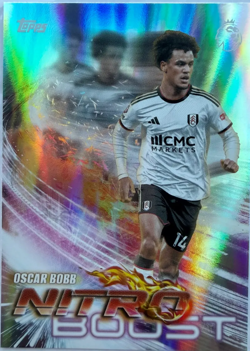 Oscar Bobb, Topps Premier League 2026/27 Nitro Boost NB 11 — tęczowy foliowy awers w barwach Fulham