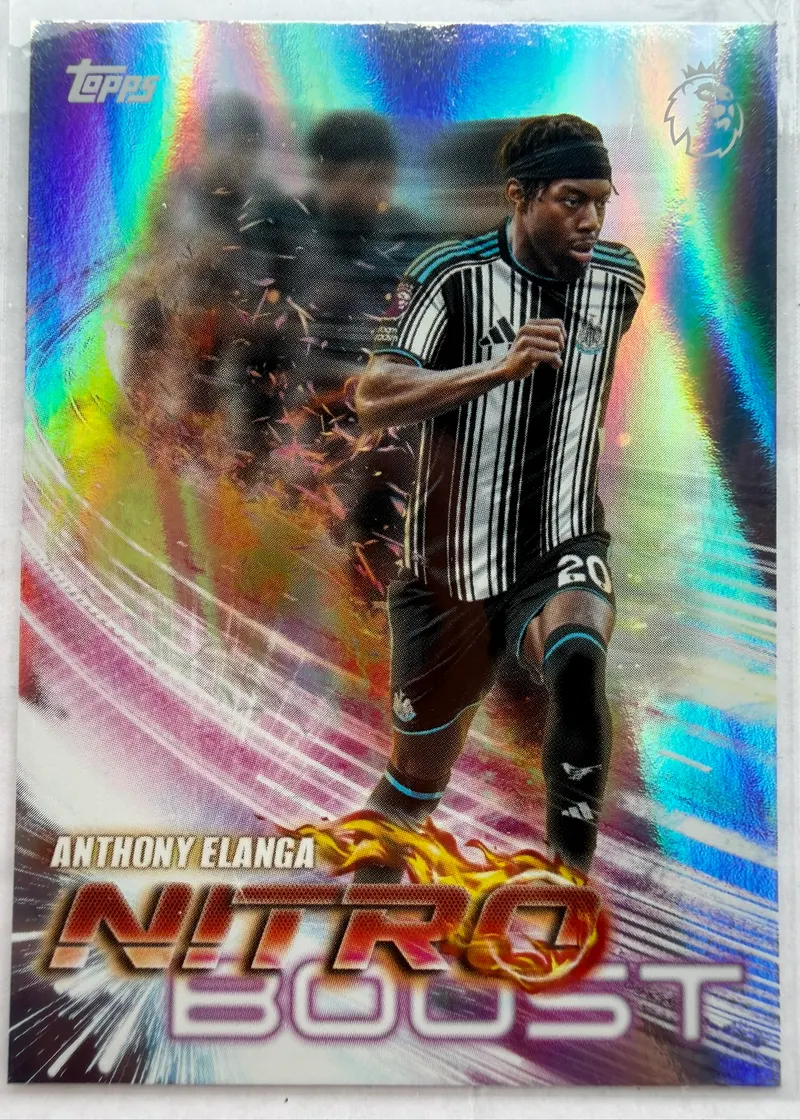 Anthony Elanga, Topps Premier League 2026/27, insert Nitro Boost — awers ze skrzydłowym Newcastle w biało-czarnym stroju na tle ognistego napisu