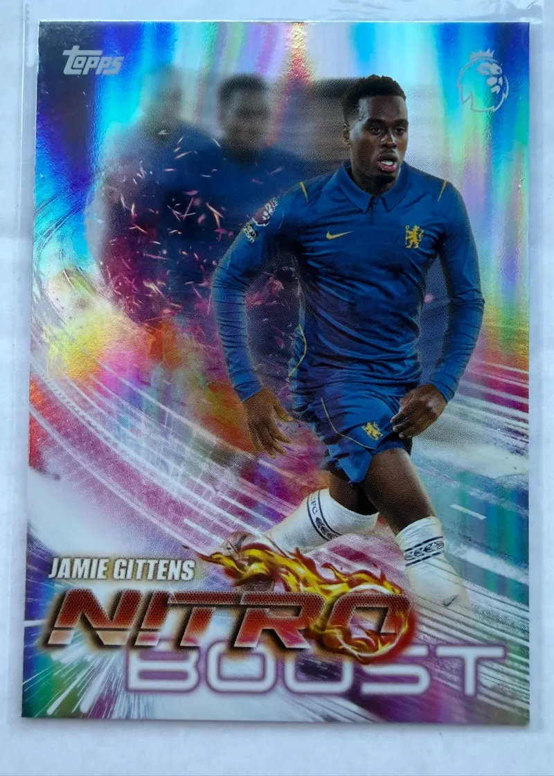 Jamie Gittens, Topps Premier League 2026/27 Nitro Boost NB 8 — tęczowy foliowy awers w niebieskim stroju Chelsea