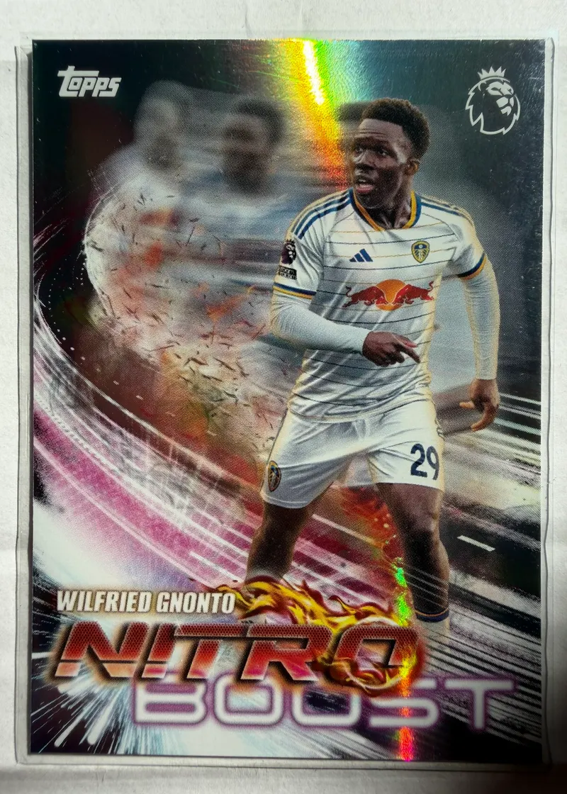 Wilfried Gnonto, Topps Premier League 2026/27, insert Nitro Boost — awers ze skrzydłowym Leeds United na tle ognistego napisu