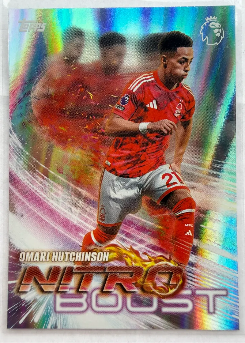 Omari Hutchinson, Topps Premier League 2026/27, insert Nitro Boost — awers ze skrzydłowym Nottingham Forest w czerwonym stroju na tle smug światła