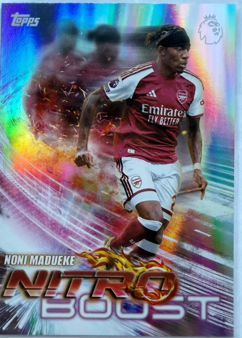Noni Madueke, Topps Premier League 2026/27 Nitro Boost NB 1 — tęczowy foliowy awers w barwach Arsenalu