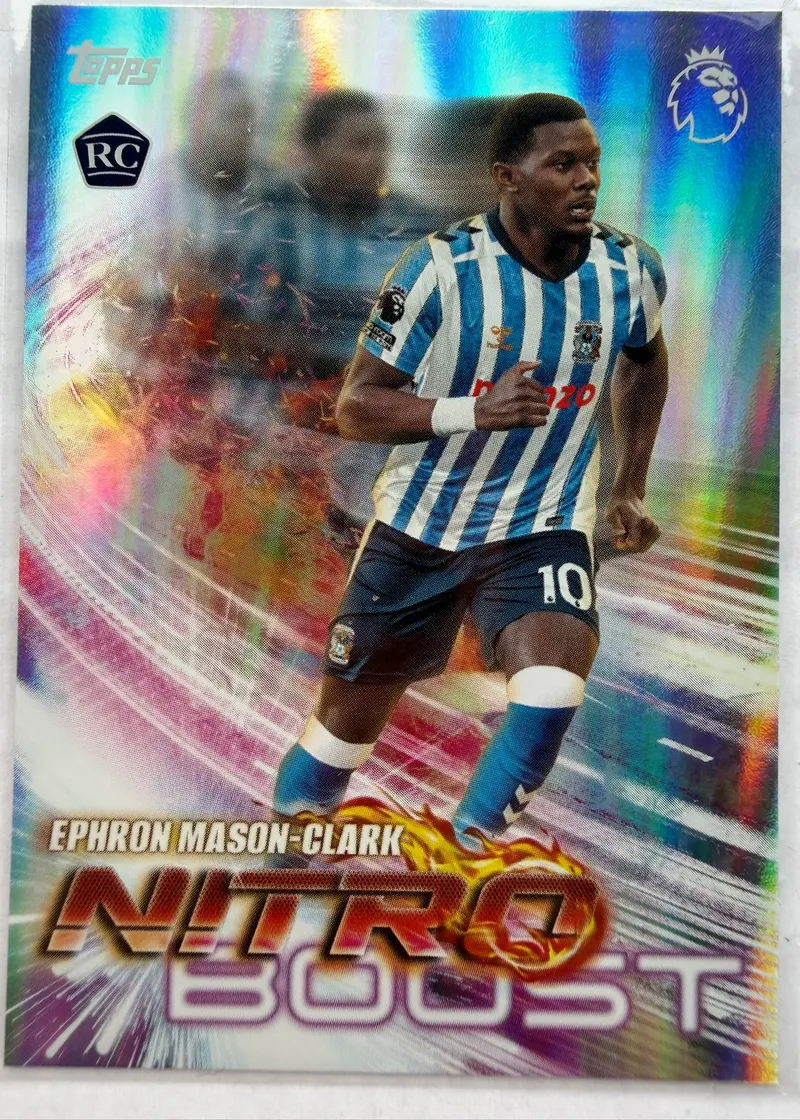 Ephron Mason-Clark, Topps Premier League 2026/27, insert Nitro Boost — awers z napastnikiem Coventry City w pasiastym stroju i plakietką RC, na tle smug światła