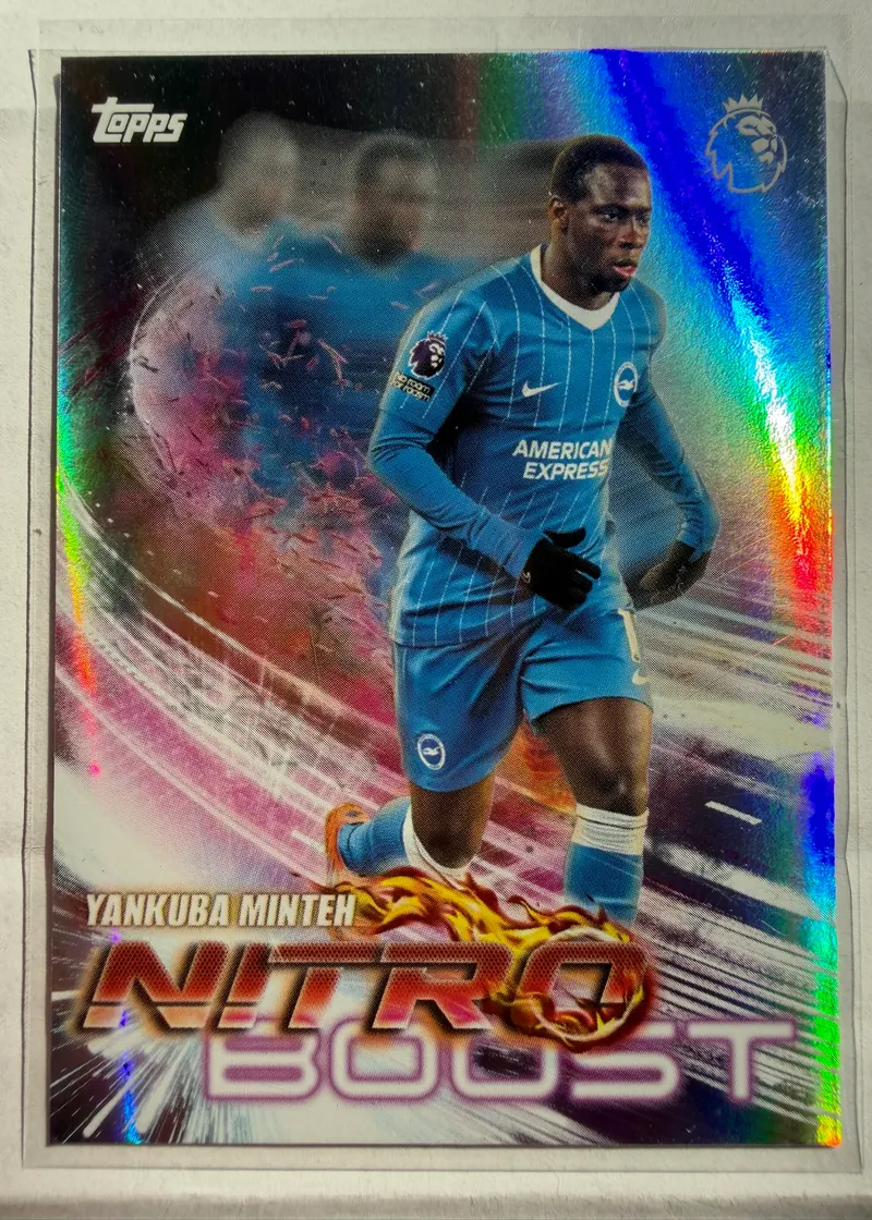 Yankuba Minteh, Topps Premier League 2026/27, insert Nitro Boost — awers ze skrzydłowym Brighton na tle ognistego napisu