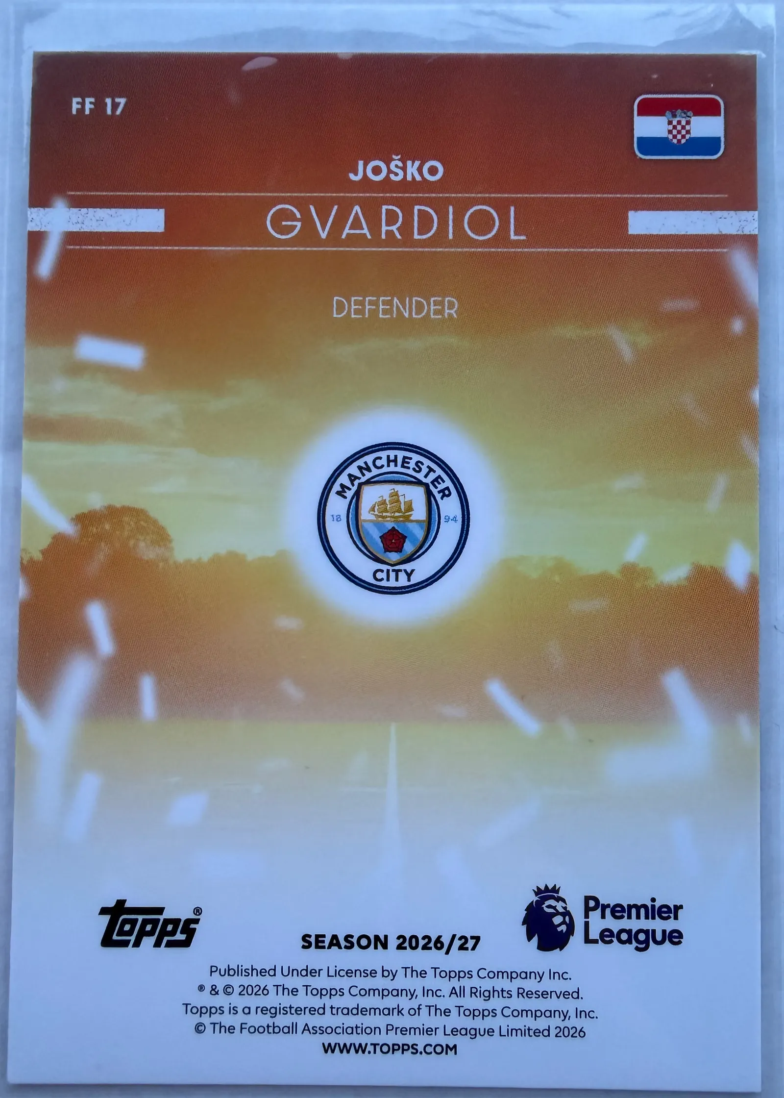 Joško Gvardiol, Topps Premier League 2026/27 Flying the Flag FF 17 — rewers z herbem Manchesteru City i numerem FF 17
