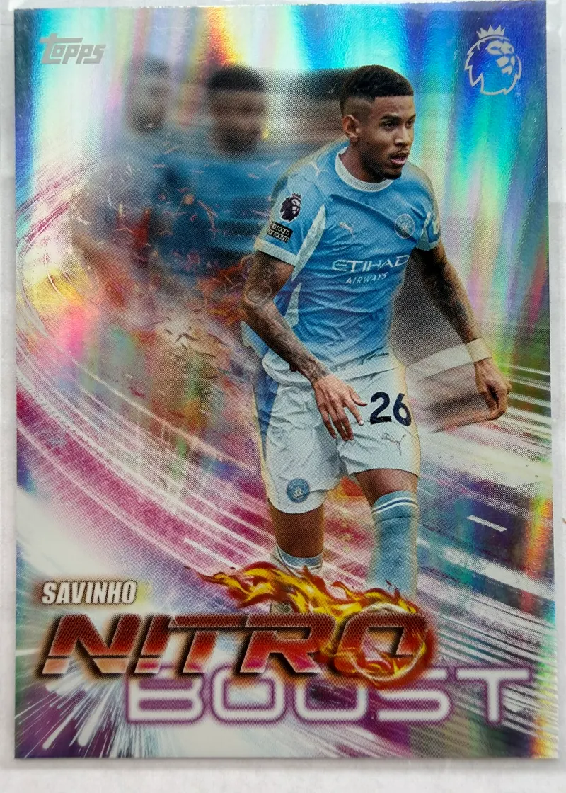 Savinho, Topps Premier League 2026/27, insert Nitro Boost — awers ze skrzydłowym Manchesteru City w błękitnym stroju na tle smug światła