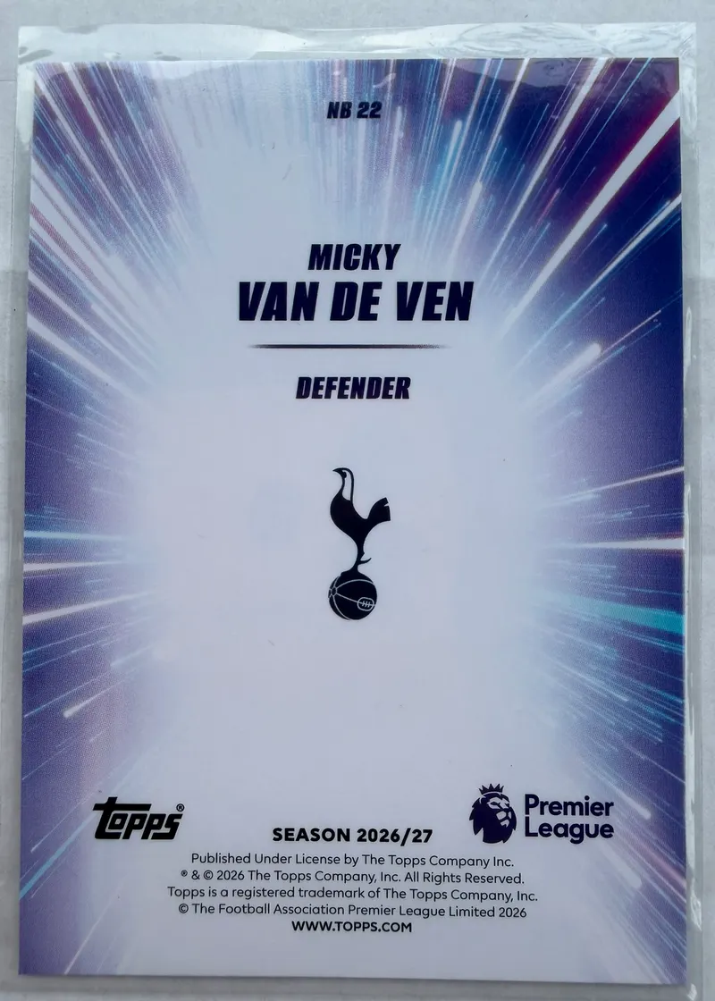 Micky van de Ven, Topps Premier League 2026/27 — rewers karty NB 22 z herbem Tottenhamu