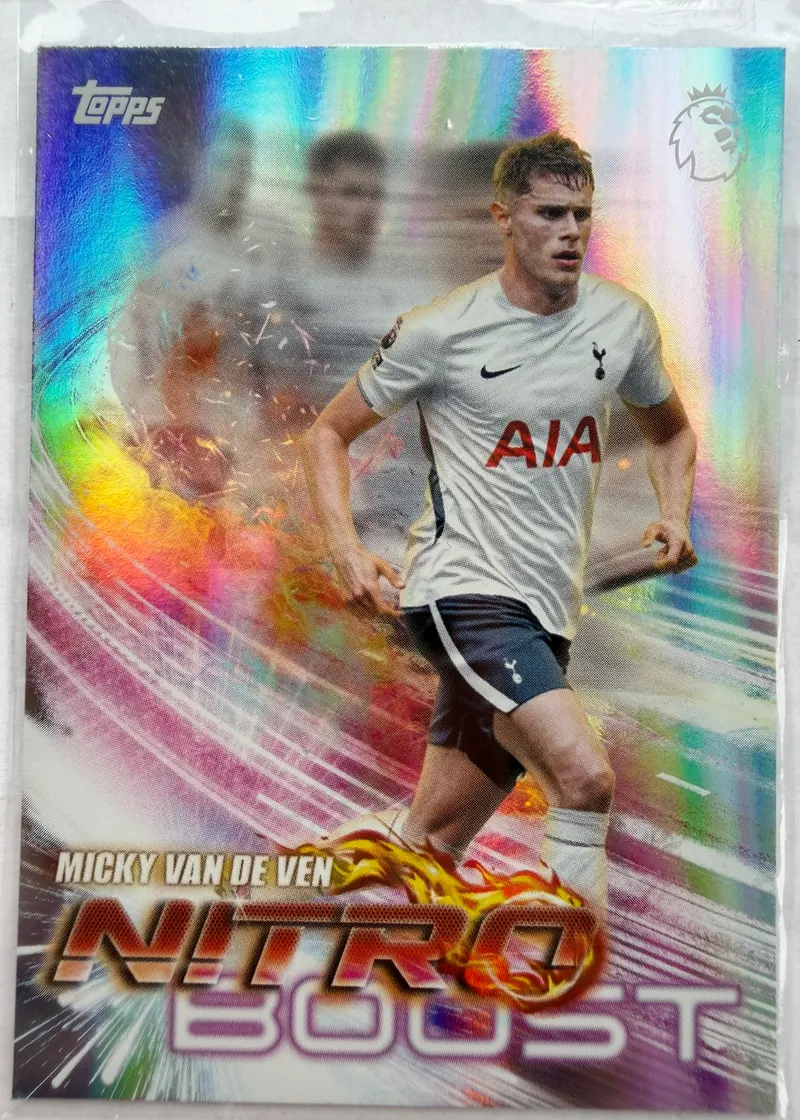 Micky van de Ven, Topps Premier League 2026/27, insert Nitro Boost — awers ze środkowym obrońcą Tottenhamu w białym stroju na tle smug światła