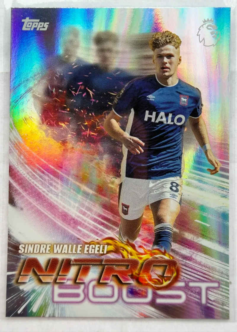 Sindre Walle Egeli, Topps Premier League 2026/27, insert Nitro Boost — awers z napastnikiem Ipswich Town w niebieskim stroju na tle smug światła