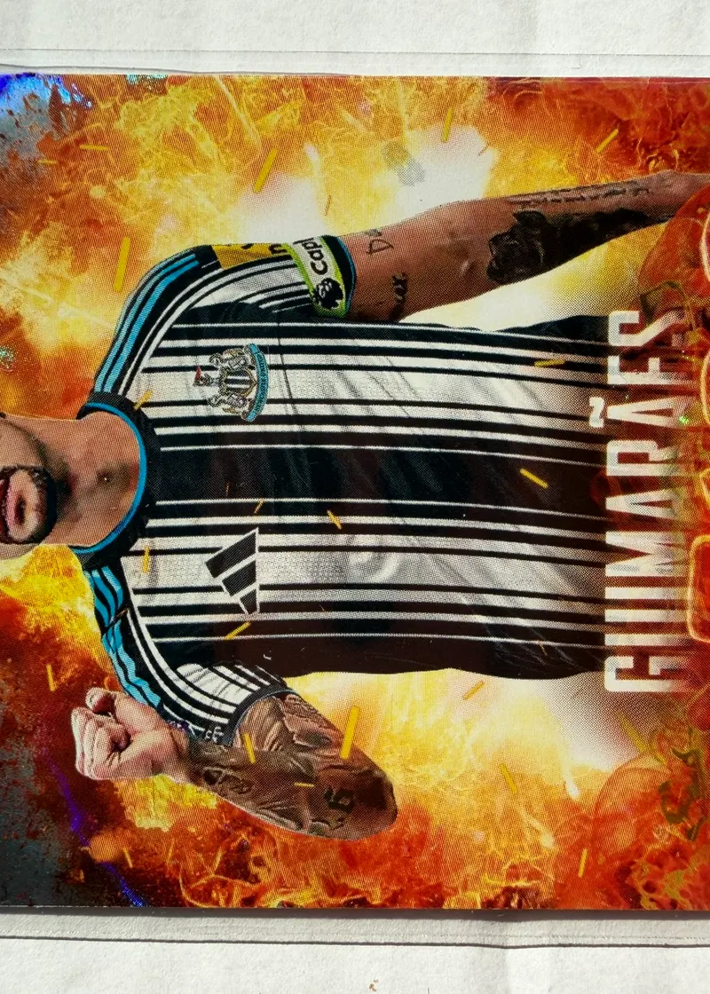 Bruno Guimarães, Topps Premier League 2026/27 OF 15 On Fire — awers z zawodnikiem w koszulce Newcastle na tle wybuchu ognia