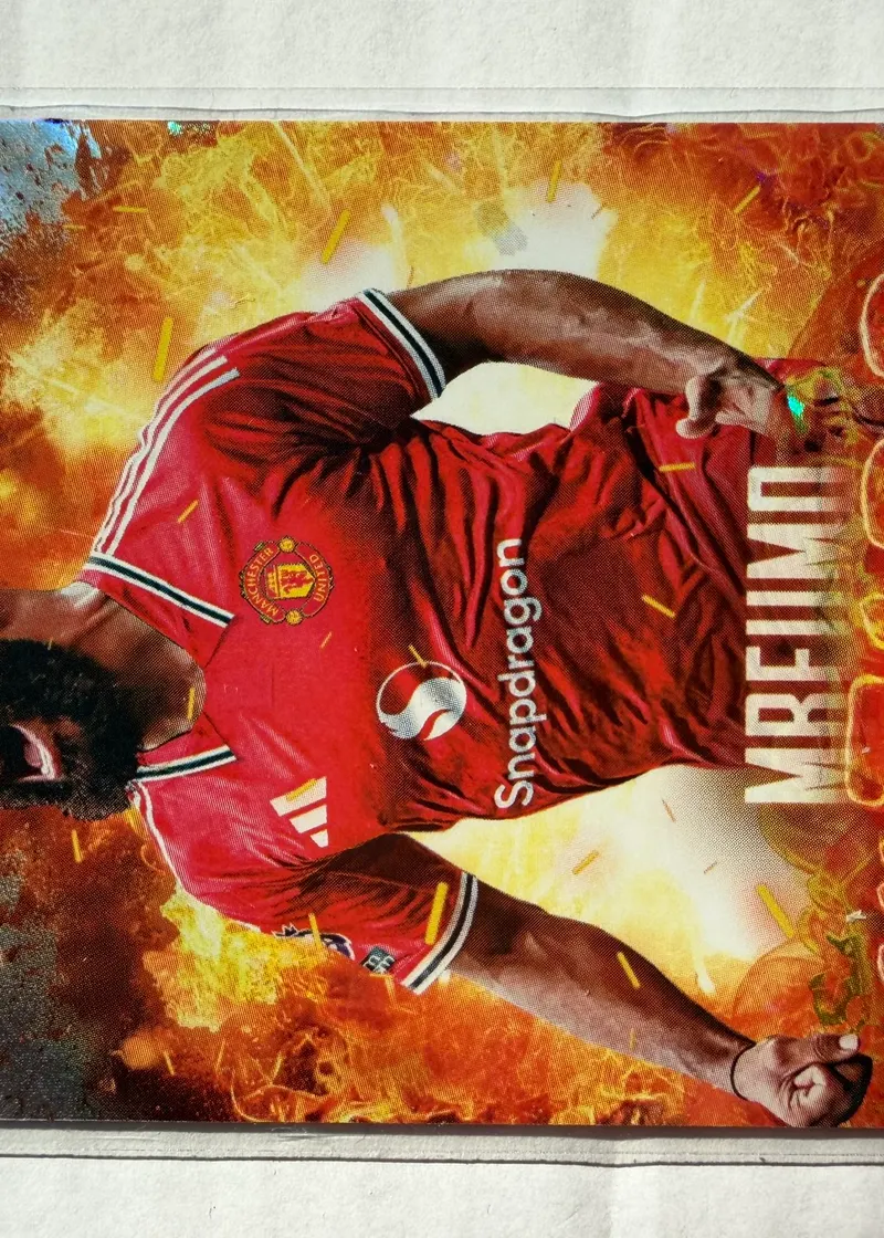 Bryan Mbeumo, Topps Premier League 2026/27 OF 6 On Fire — awers z zawodnikiem w koszulce Manchesteru United na tle wybuchu ognia