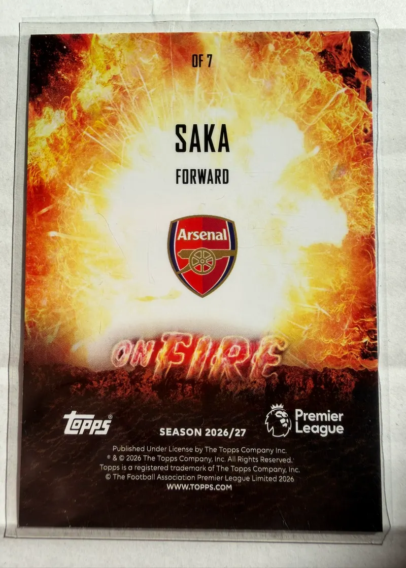 Bukayo Saka, Topps Premier League 2026/27 OF 7 — rewers z herbem Arsenalu i oznaczeniem OF 7