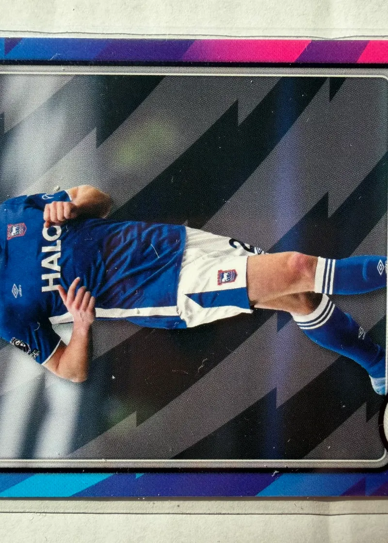 Dara O'Shea, Topps Premier League 2026/27 nr 273 PL Parallel — awers w barwach Ipswich Town na ramce z gradientem z niebieskiego w róż