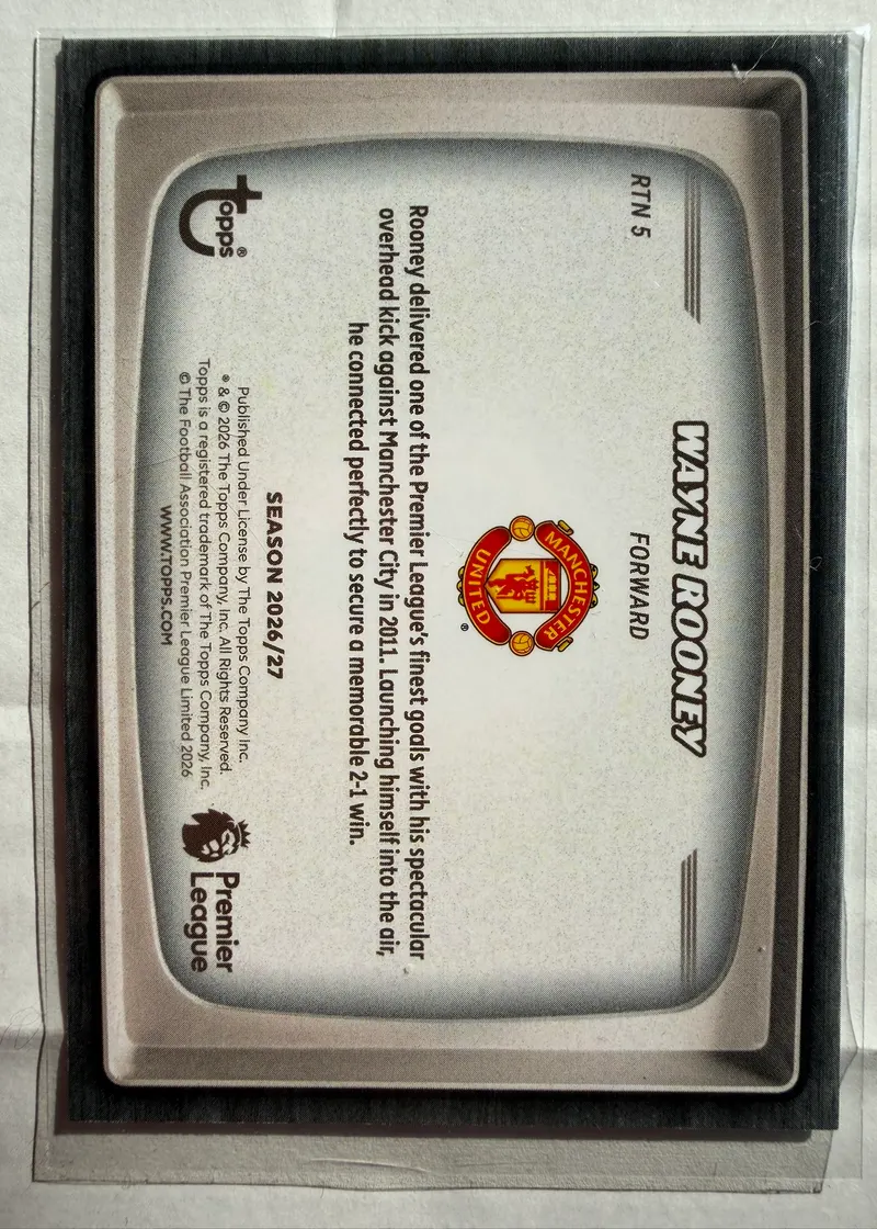 Wayne Rooney, Topps Premier League 2026/27 RTN 5 — rewers z opisem bramki z przewrotki przeciwko Manchesterowi City