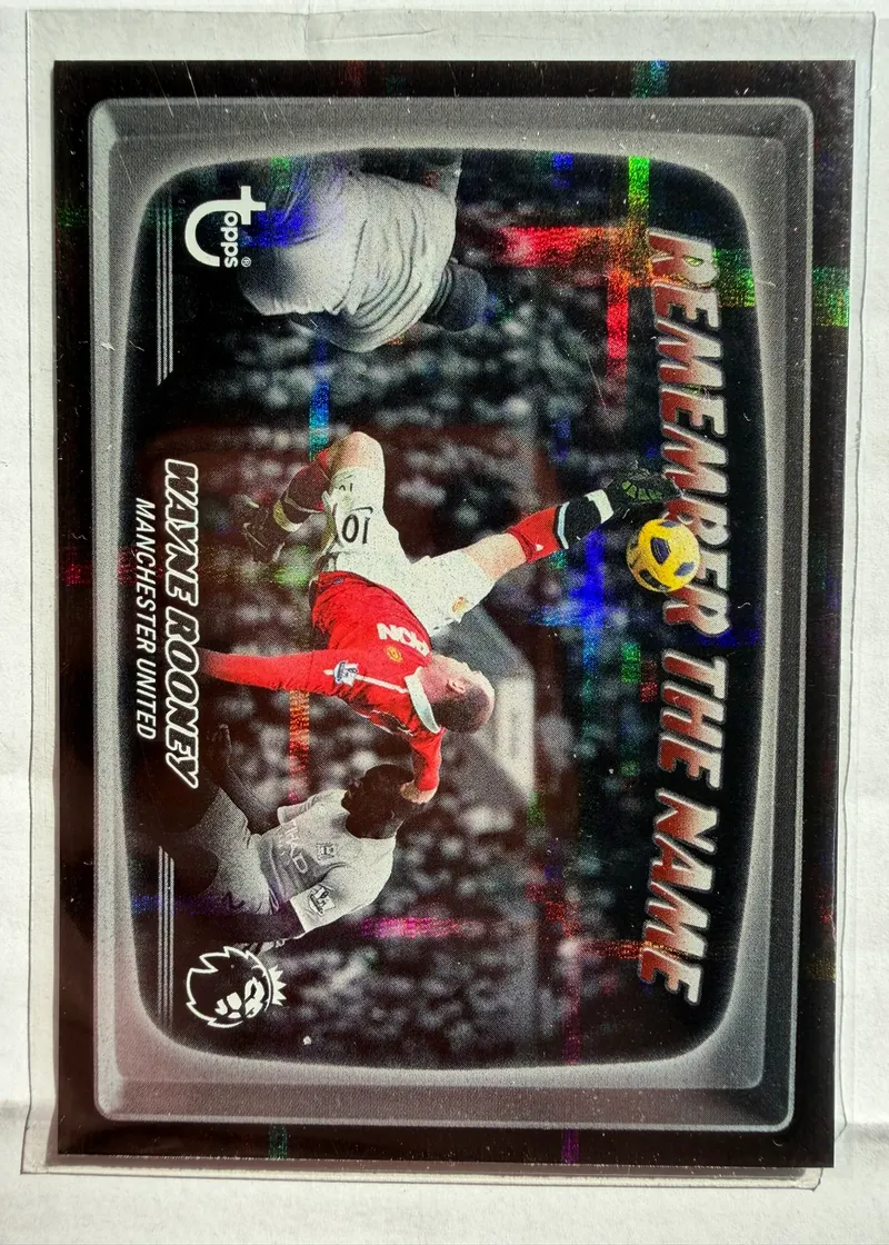 Wayne Rooney, Topps Premier League 2026/27 RTN 5 Remember the Name — awers ze zdjęciem przewrotki na tle trybun