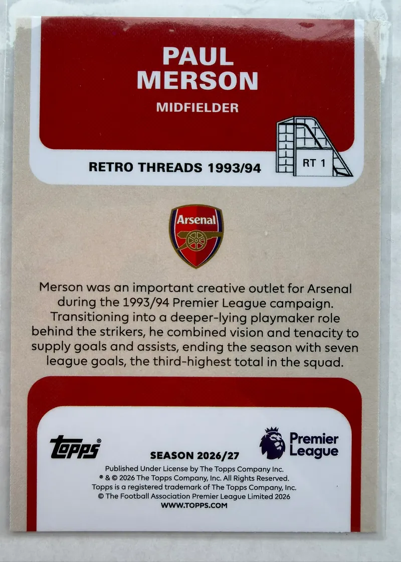 Paul Merson, Topps Premier League 2026/27 — rewers karty RT 1 z opisem sezonu 1993/94 i herbem Arsenalu