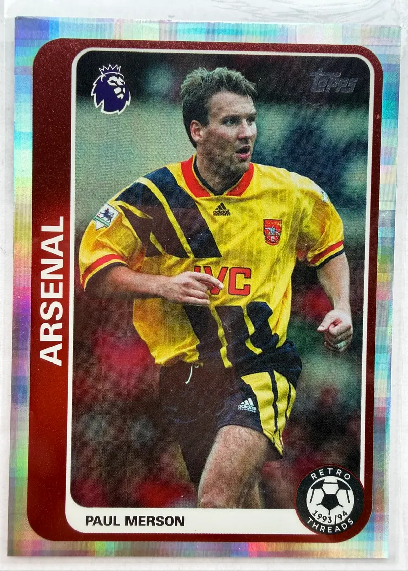 Paul Merson, Topps Premier League 2026/27, insert Retro Threads — awers z zawodnikiem Arsenalu w żółto-granatowym stroju wyjazdowym z sezonu 1993/94