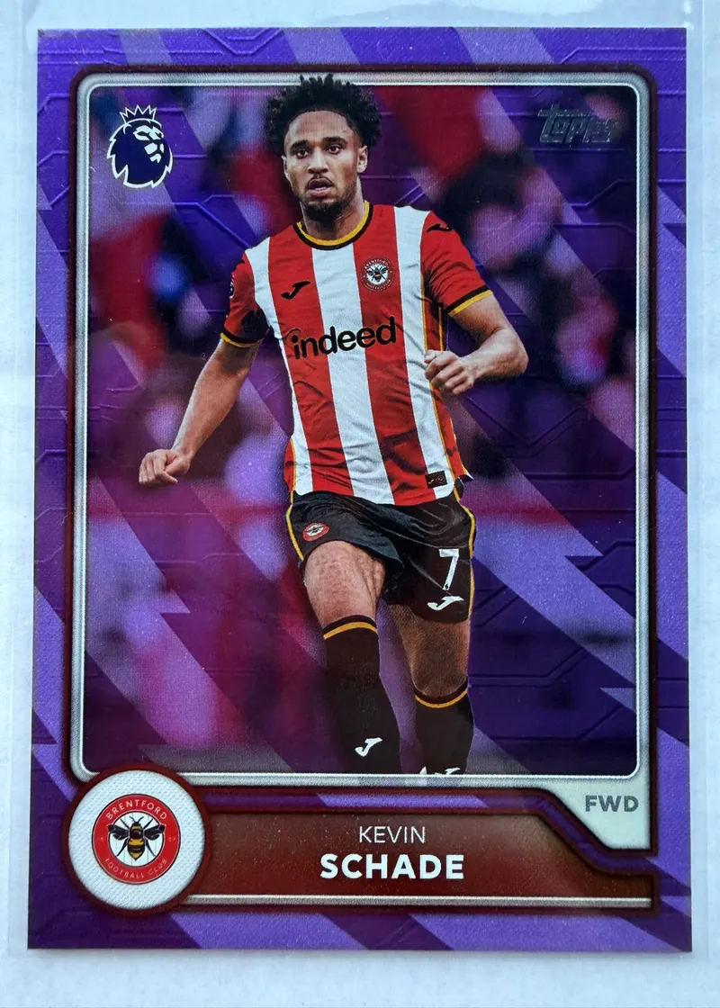 Kevin Schade, Topps Premier League 2026/27 nr 73 Purple Voltage — fioletowy foliowy awers w barwach Brentford