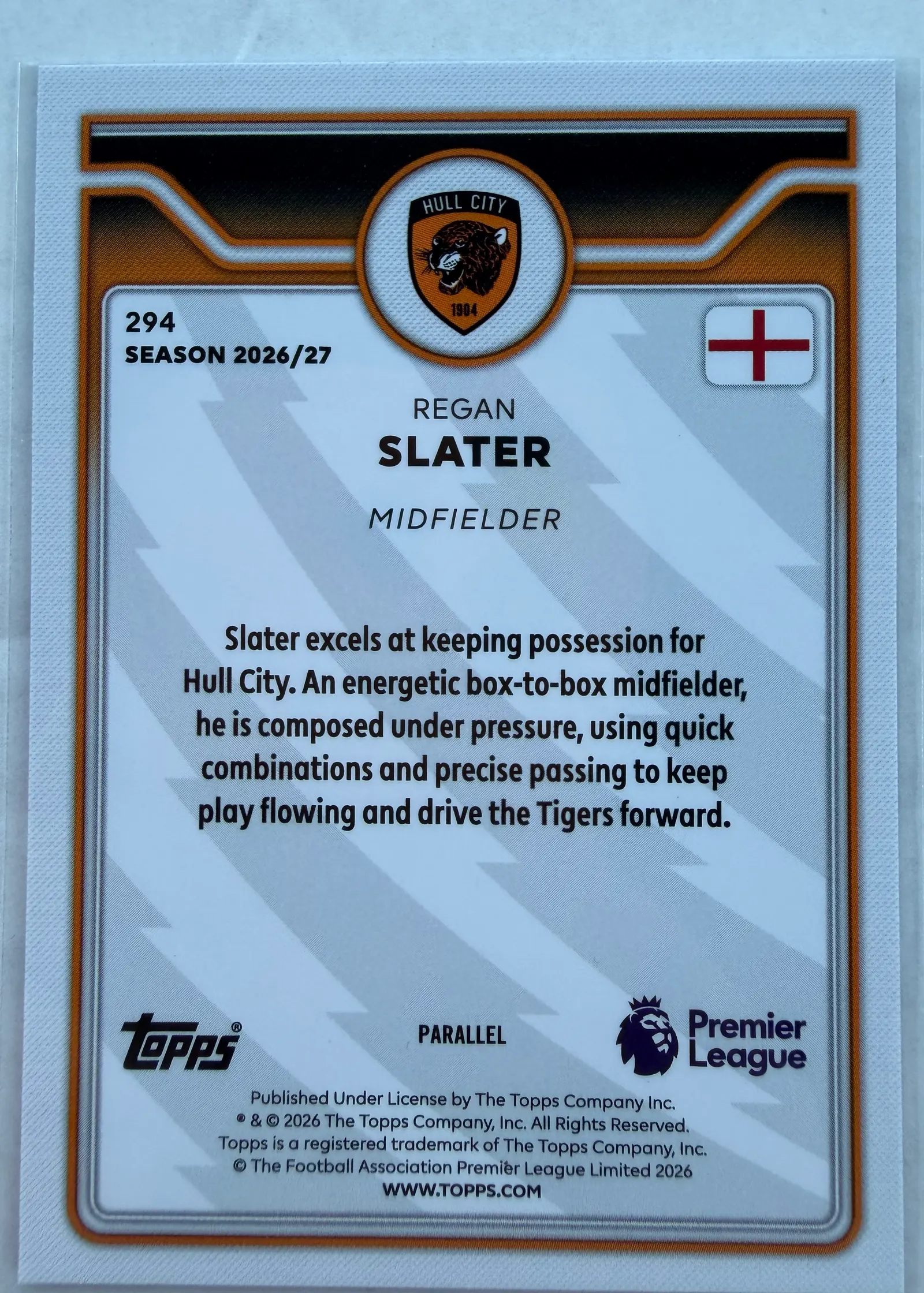 Regan Slater, Topps Premier League 2026/27 nr 294 — rewers z opisem zawodnika i oznaczeniem PARALLEL