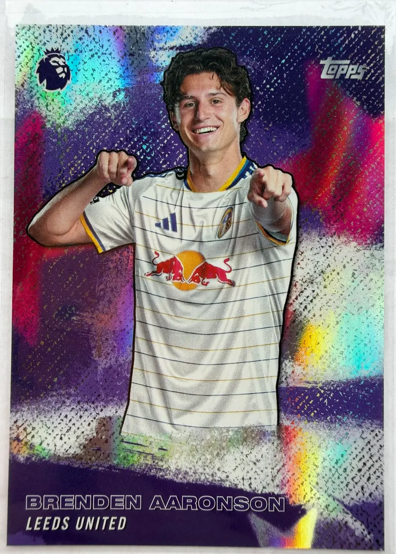Brenden Aaronson, Topps Premier League 2026/27, insert Stars of the Premier League — awers z pomocnikiem Leeds w białym stroju, wskazującym palcami w obiektyw