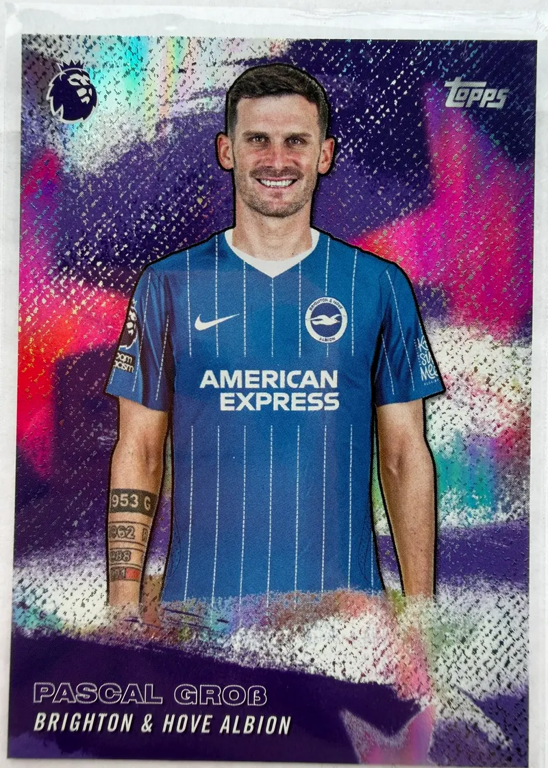 Pascal Groß, Topps Premier League 2026/27, insert Stars of the Premier League — awers z pomocnikiem Brighton w niebiesko-białym stroju na fioletowo-różowym tle