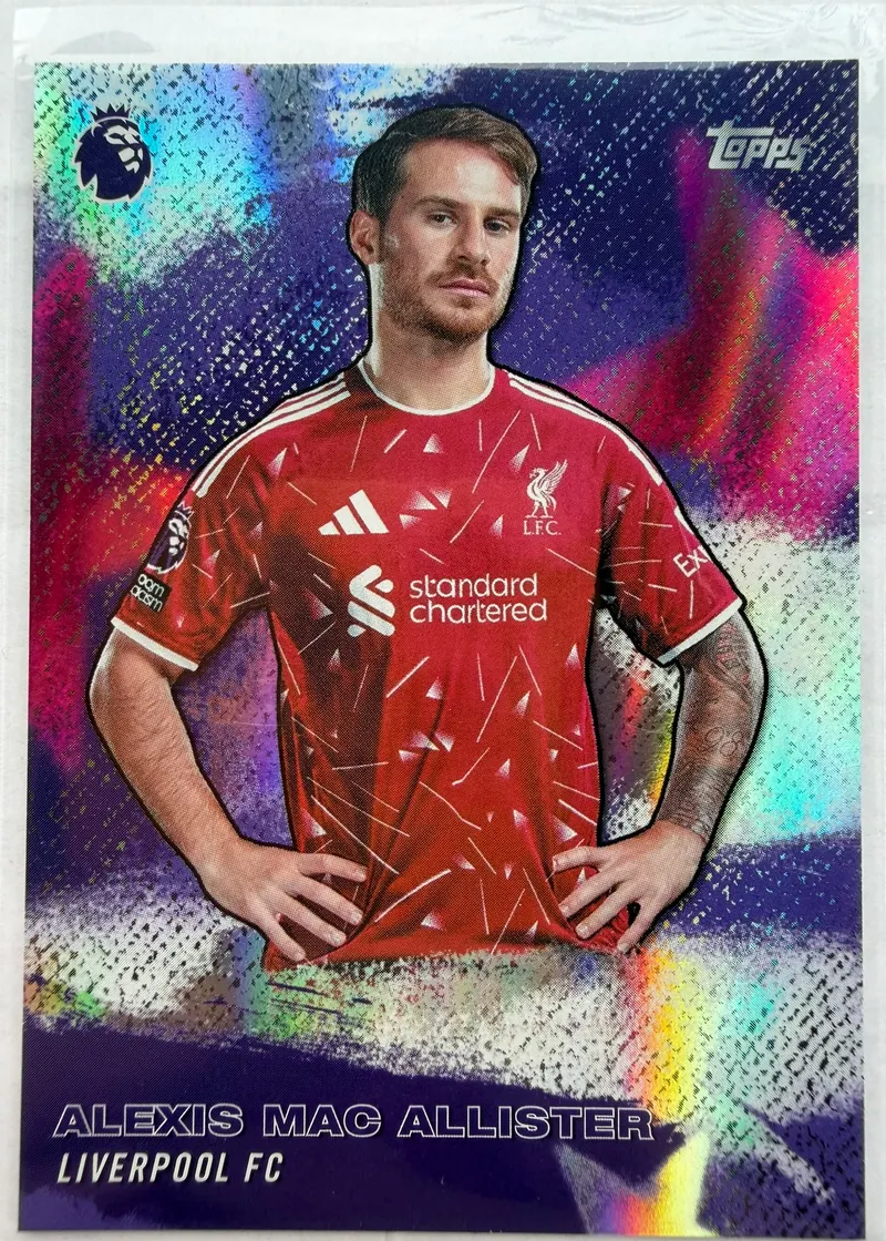 Alexis Mac Allister, Topps Premier League 2026/27, insert Stars of the Premier League — awers z pomocnikiem Liverpoolu w czerwonym stroju na fioletowo-różowym tle