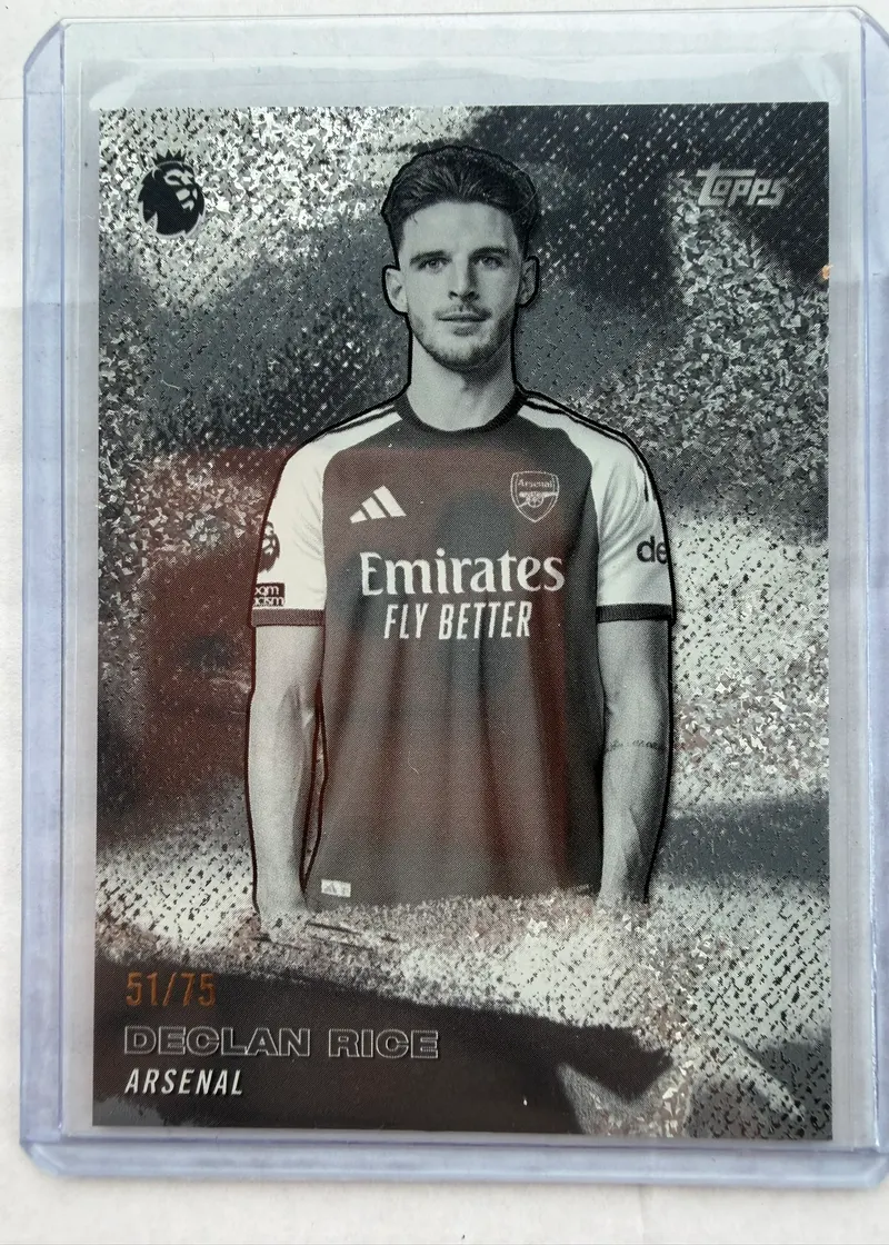 Declan Rice, Topps Premier League 2026/27, Stars of the Premier League w wariancie Black & White Sparkle Foil, numer 51/75 — czarno-biały awers z pomocnikiem Arsenalu i brokatową fakturą tła