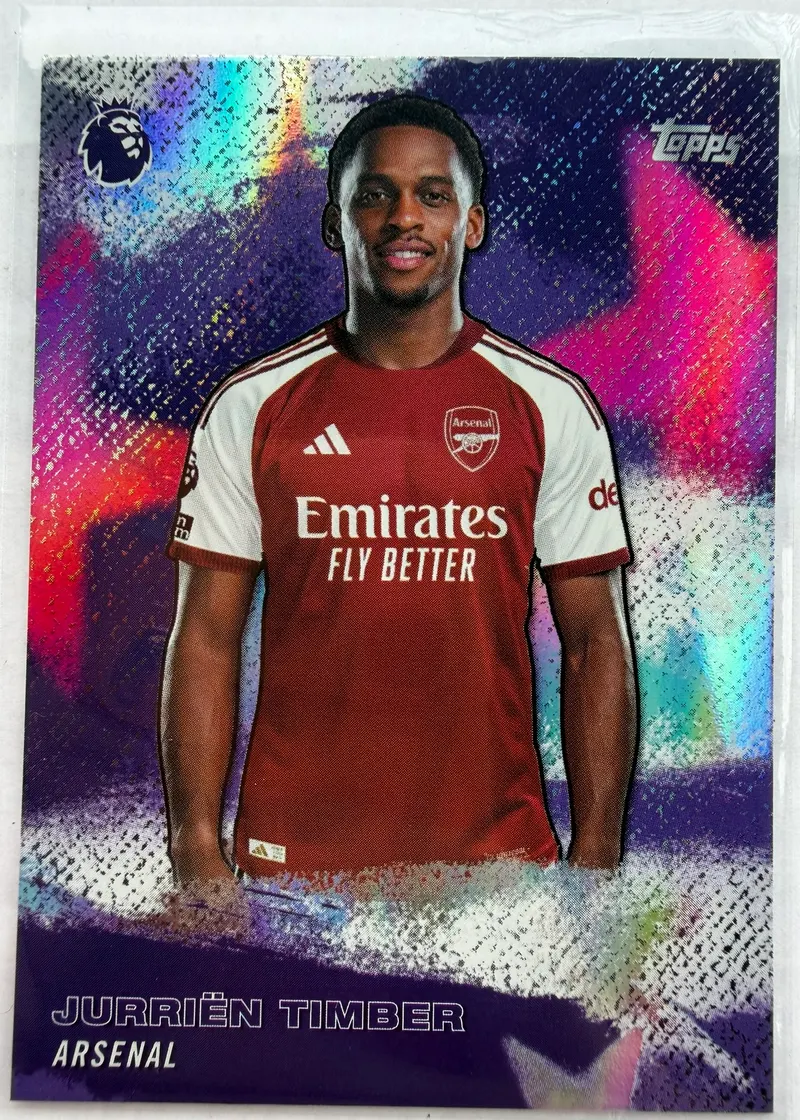 Jurriën Timber, Topps Premier League 2026/27, insert Stars of the Premier League — awers z obrońcą Arsenalu w czerwonym stroju na fioletowo-różowym tle