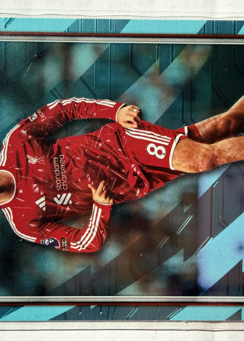 Dominik Szoboszlai, Topps Premier League 2026/27 nr 168 Blue Voltage — awers w barwach Liverpoolu na jasnobłękitnej ramce z ukośnymi pasami