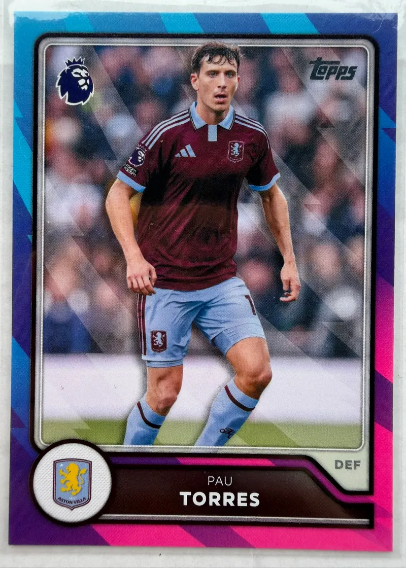 Pau Torres, Topps Premier League 2026/27 nr 35 PL Parallel — awers ze środkowym obrońcą Aston Villi w bordowym stroju, w ramce od turkusu do magenty