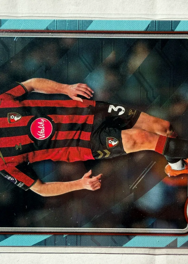 Adrien Truffert, Topps Premier League 2026/27 nr 51 Blue Voltage — awers w barwach Bournemouth na jasnobłękitnej ramce z ukośnymi pasami