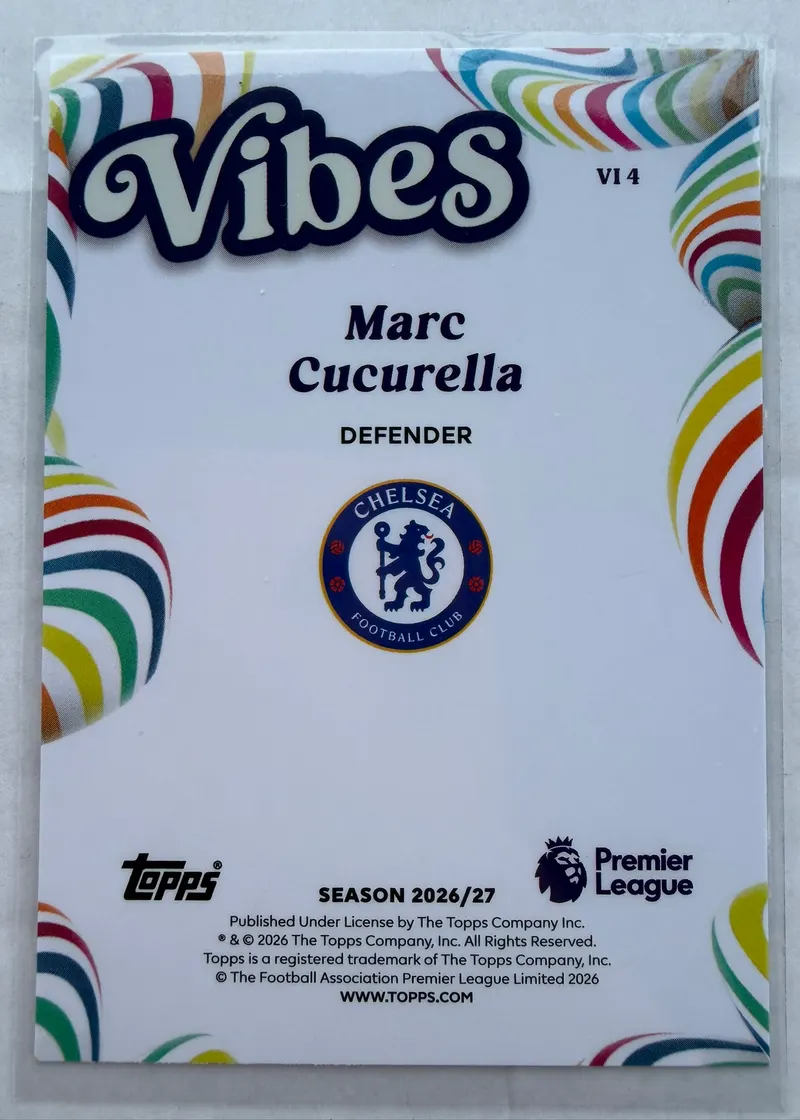 Marc Cucurella, Topps Premier League 2026/27 — rewers karty VI 4 z logo Vibes i herbem Chelsea na tęczowym tle
