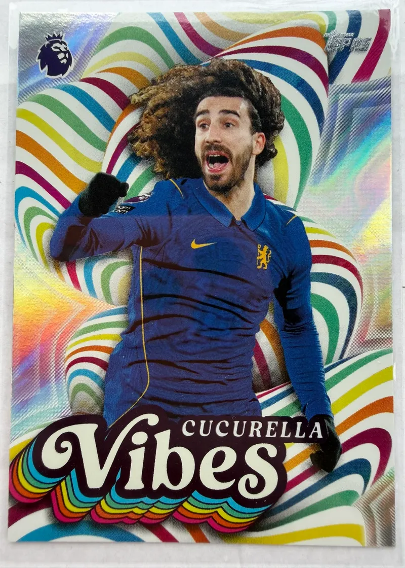 Marc Cucurella, Topps Premier League 2026/27, insert Vibes — awers z obrońcą Chelsea w niebieskim stroju, z rozwianymi włosami, na tle tęczowych fal