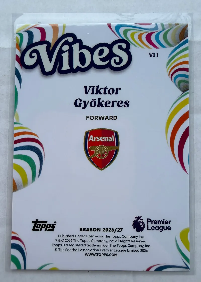 Viktor Gyökeres, Topps Premier League 2026/27 — rewers karty VI 1 z logo Vibes i herbem Arsenalu na tęczowym tle
