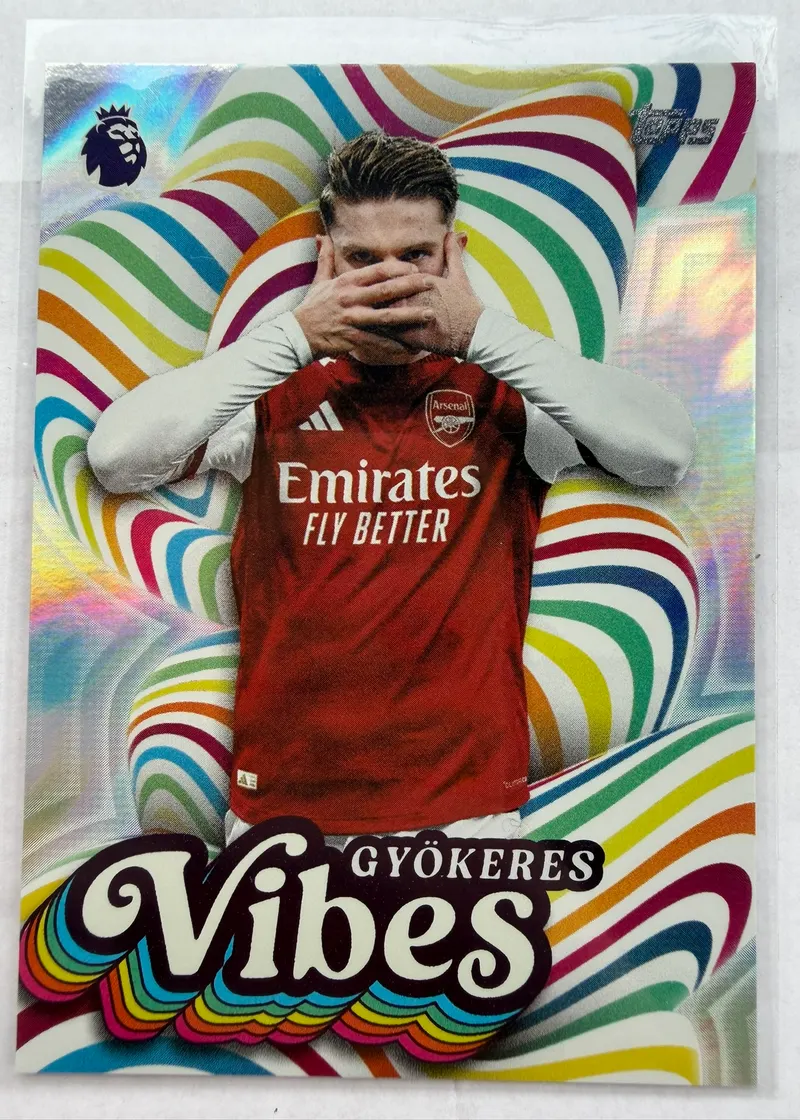 Viktor Gyökeres, Topps Premier League 2026/27, insert Vibes — awers z napastnikiem Arsenalu zasłaniającym twarz dłonią, na tle tęczowych fal