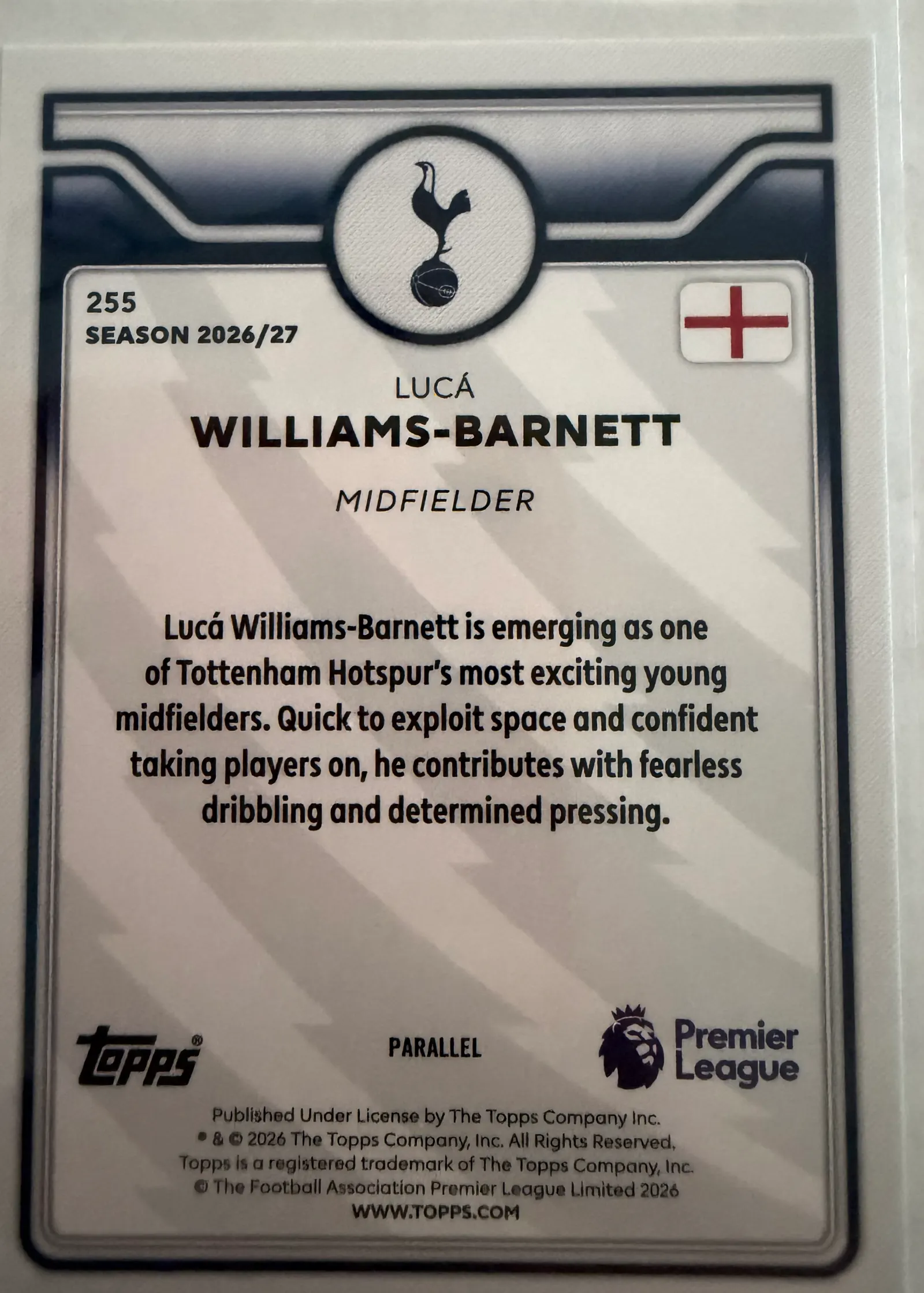Lucá Williams-Barnett, Topps Premier League 2026/27 nr 255 — rewers z opisem zawodnika i oznaczeniem PARALLEL