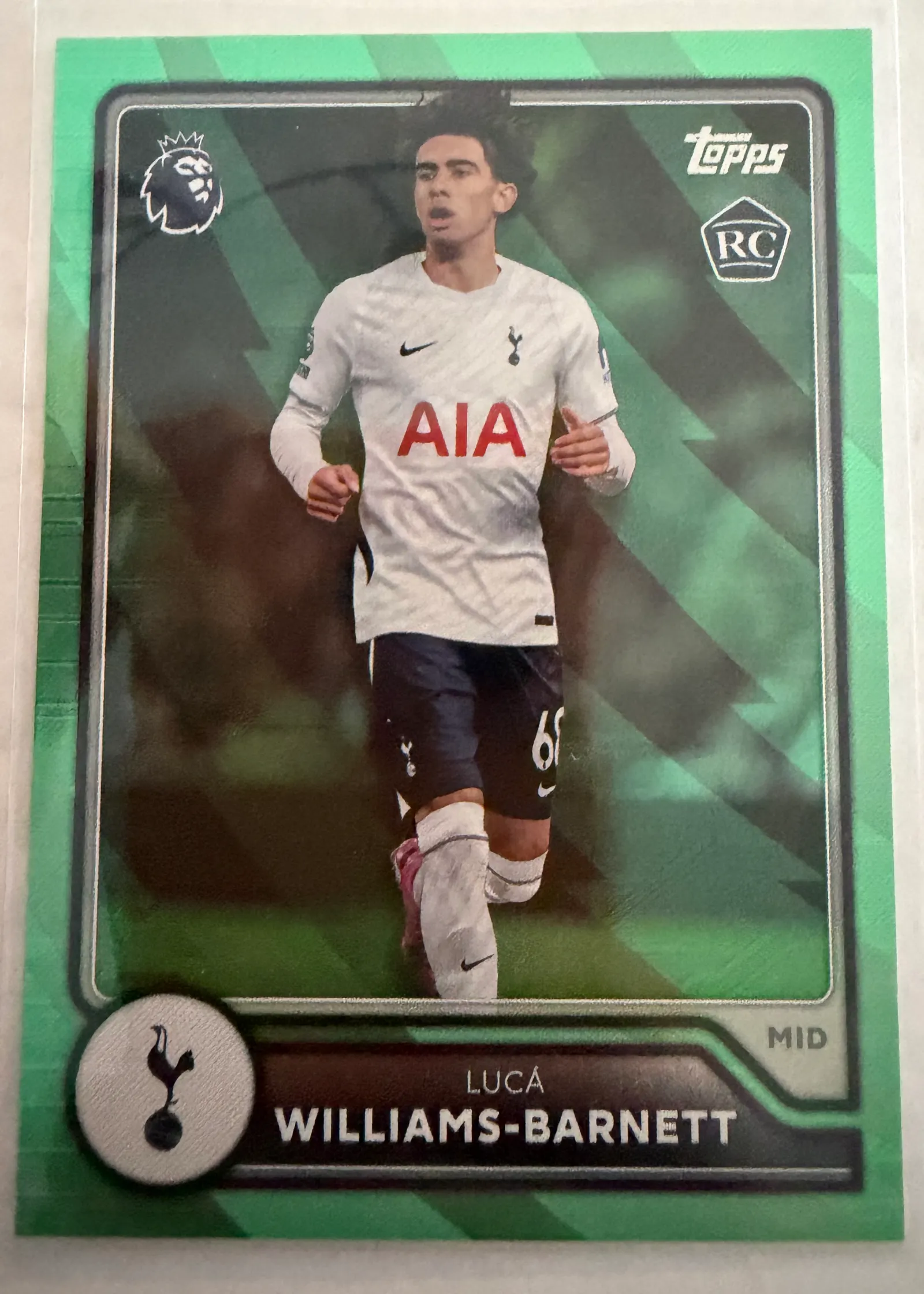 Lucá Williams-Barnett, Topps Premier League 2026/27 nr 255 Green Voltage — awers na zielonym tle z oznaczeniem RC