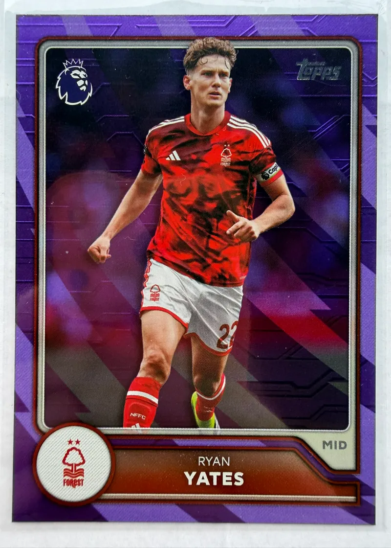 Ryan Yates, Topps Premier League 2026/27 nr 226 Purple Voltage — awers z pomocnikiem Nottingham Forest w czerwonym stroju, w fioletowej ramce