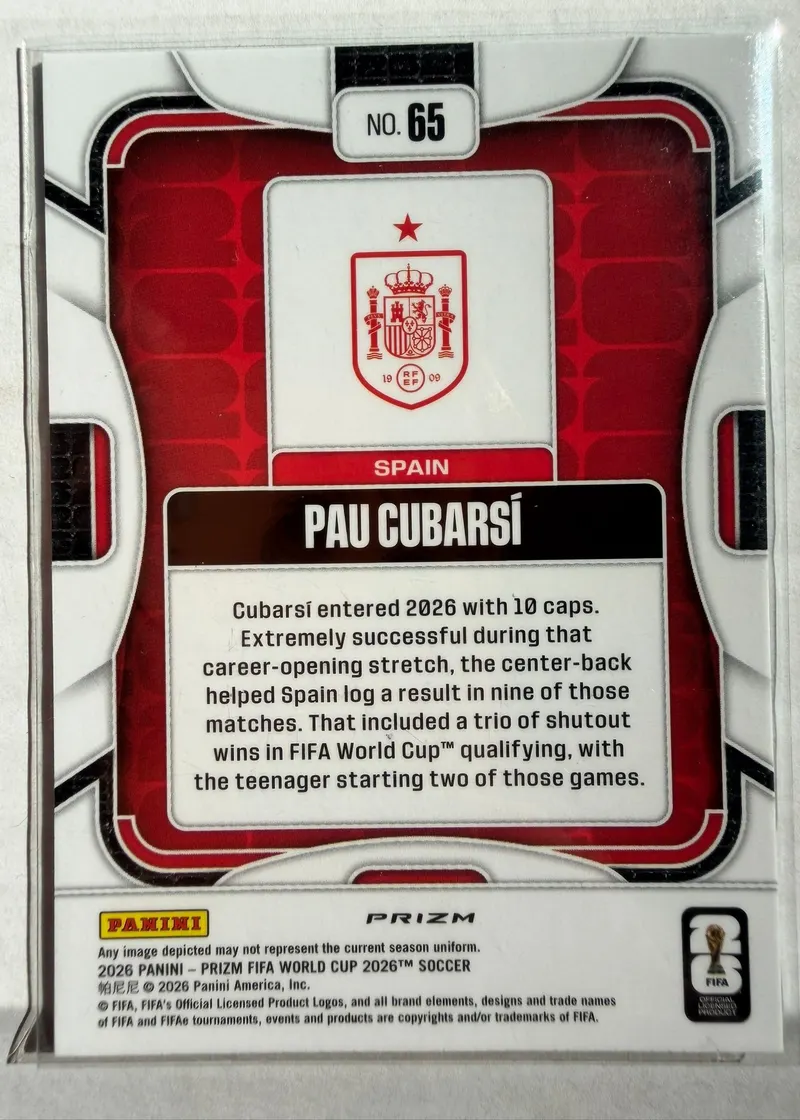 Pau Cubarsí, Panini Prizm FIFA World Cup 2026, karta 65 — rewers z herbem hiszpańskiej federacji i opisem pierwszych występów w kadrze