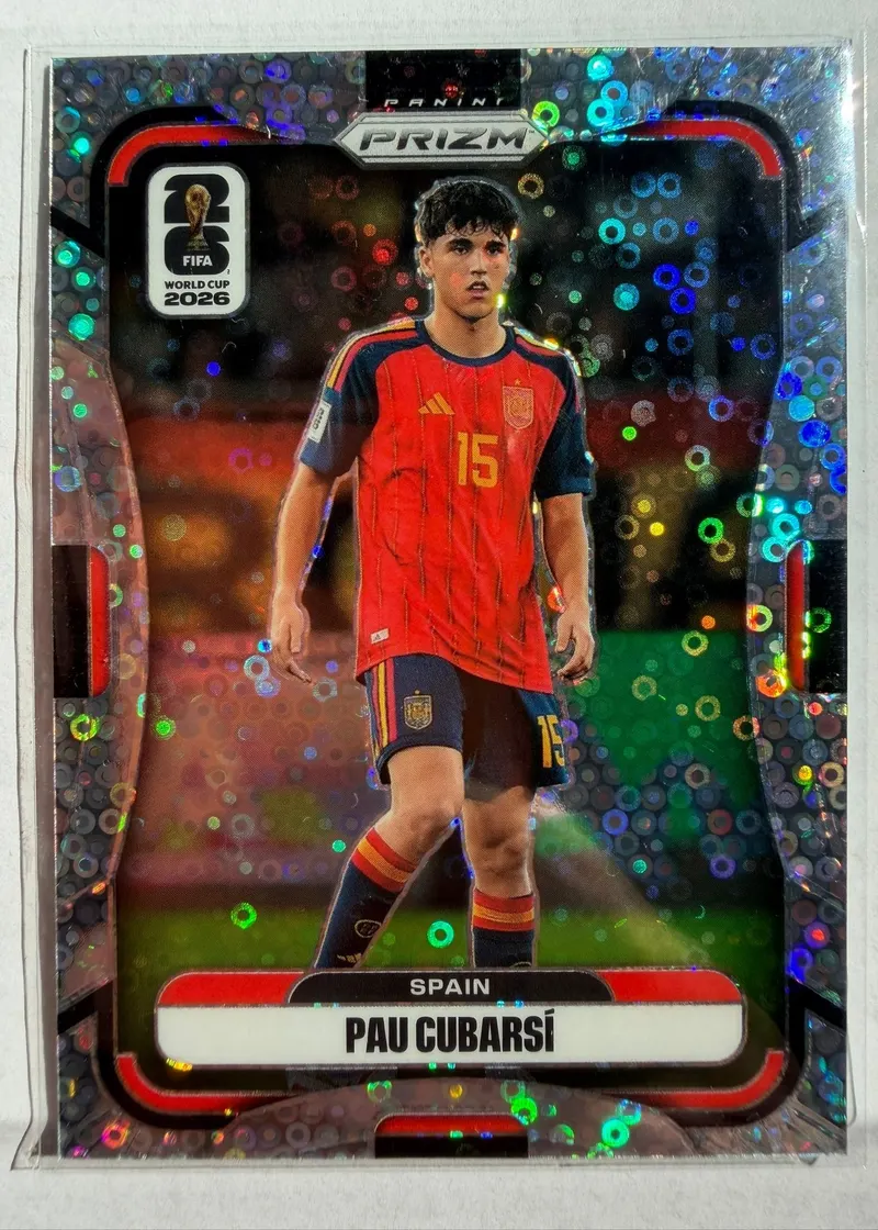 Pau Cubarsí, Panini Prizm FIFA World Cup 2026 Disco Prizm, karta 65 — awers z tłem w tęczowe kółka i piłkarzem w czerwonym stroju reprezentacji Hiszpanii z numerem 15