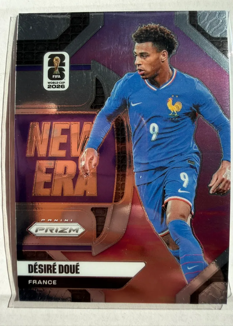 Désiré Doué, Panini Prizm FIFA World Cup 2026 New Era, karta 13 — awers z dużym napisem NEW ERA i piłkarzem w niebieskim stroju reprezentacji Francji z numerem 9