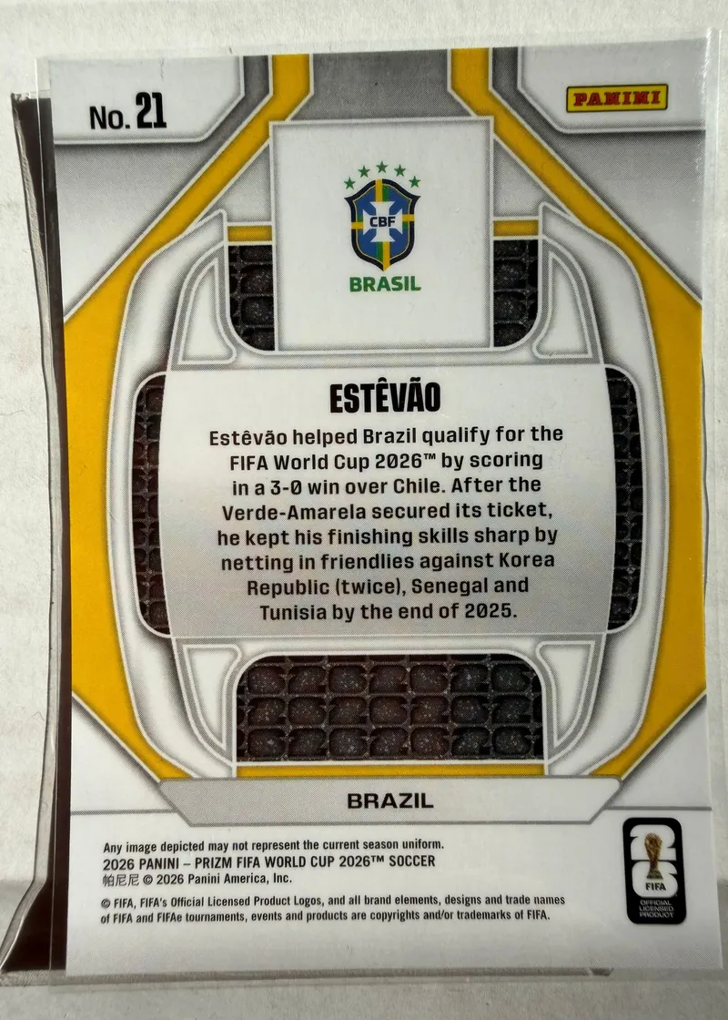 Estêvão, Panini Prizm FIFA World Cup 2026, karta 21 — rewers z herbem CBF i opisem eliminacji do mistrzostw świata