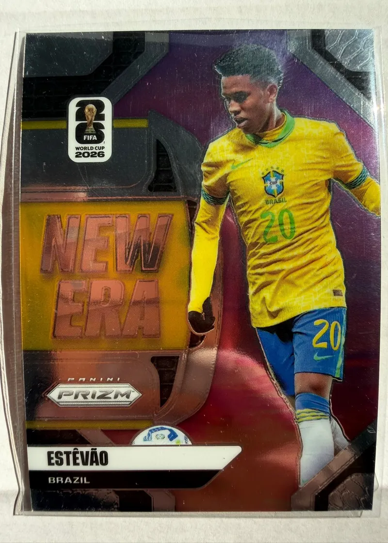 Estêvão, Panini Prizm FIFA World Cup 2026 New Era, karta 21 — awers z dużym napisem NEW ERA i piłkarzem w żółtym stroju reprezentacji Brazylii z numerem 20