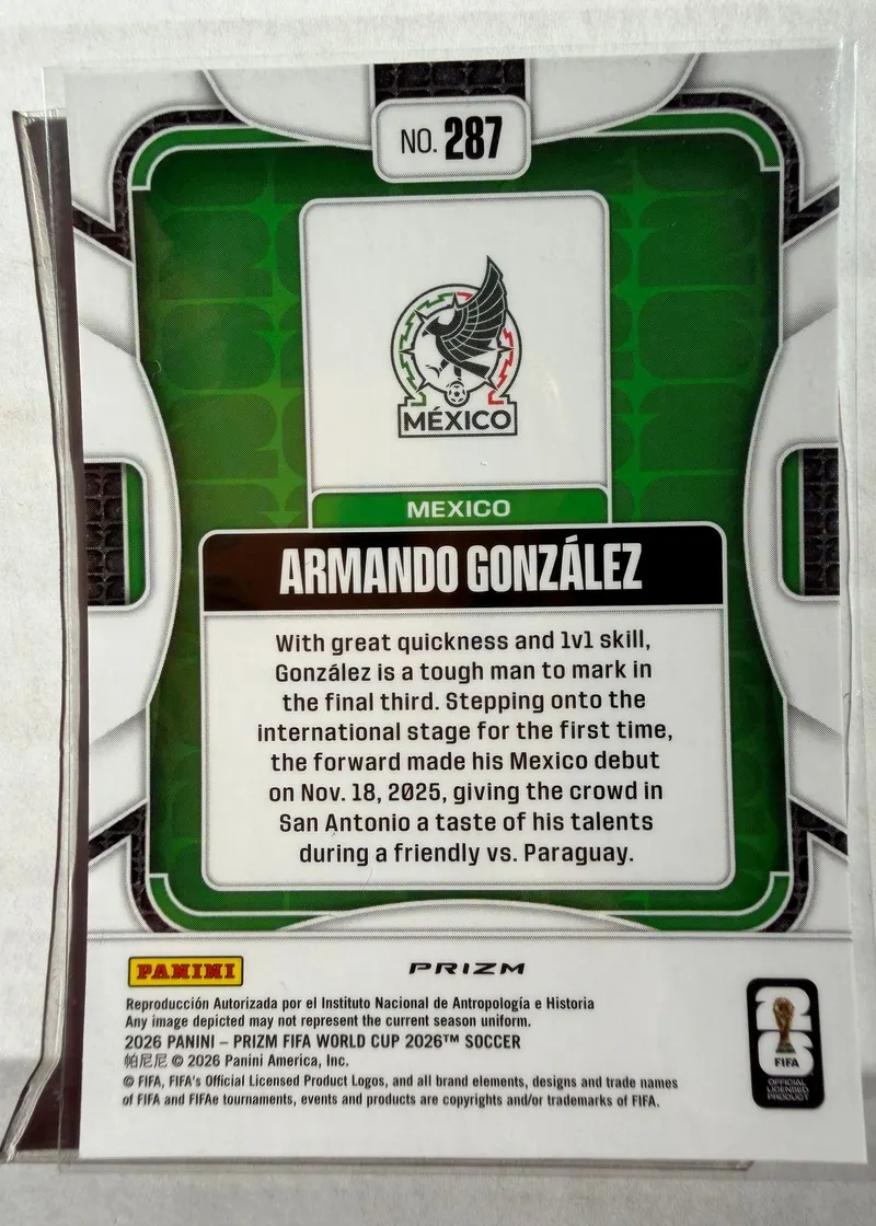 Armando González, Panini Prizm FIFA World Cup 2026, karta 287 — rewers z herbem reprezentacji Meksyku i opisem debiutu w kadrze